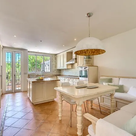 Vacation I Fuentes, Prime Location, Perfect For Families And Big Groups, Shared Pool *